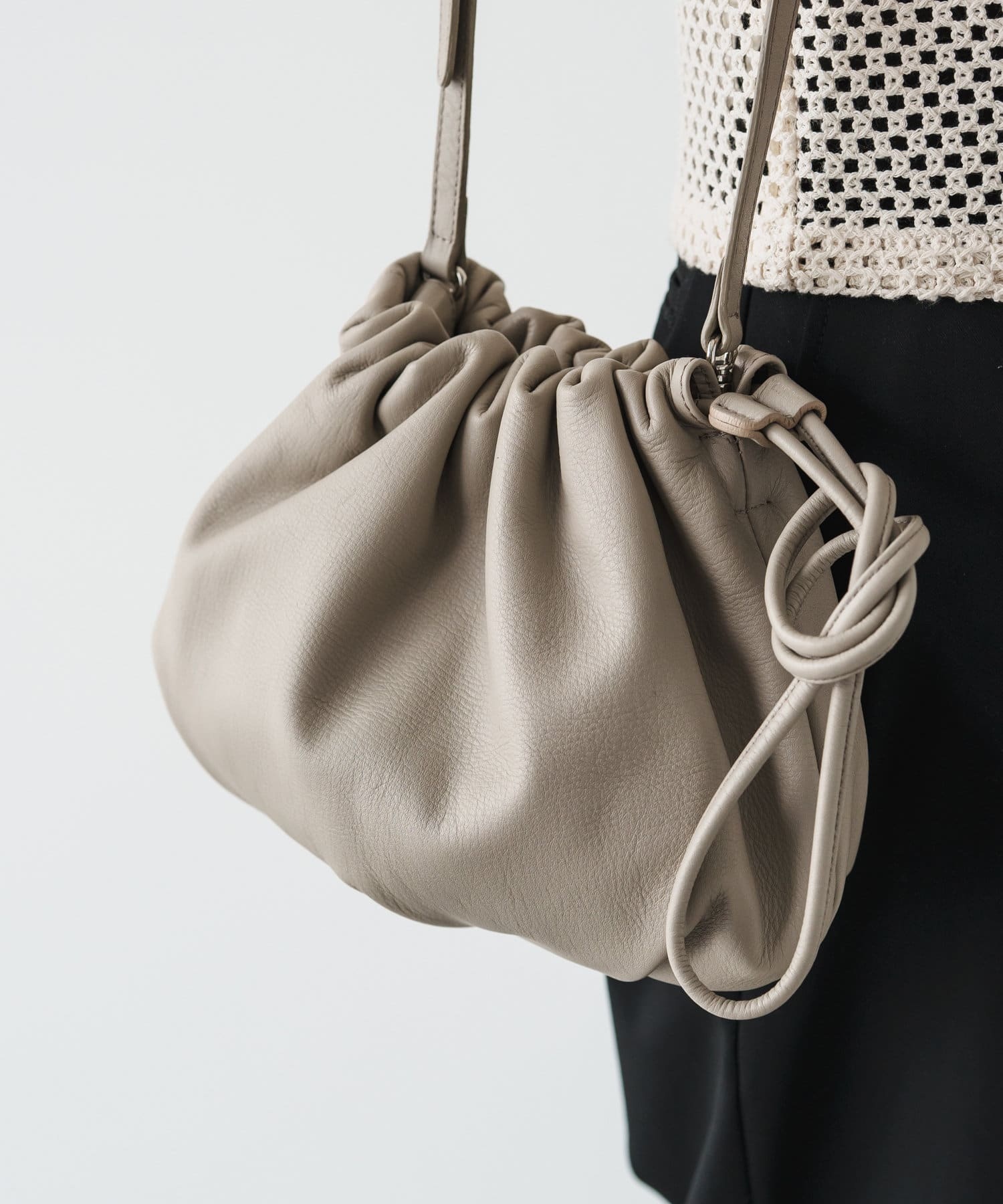 Russet [chi project] 4-way drawstring shoulder bag GrayBeige